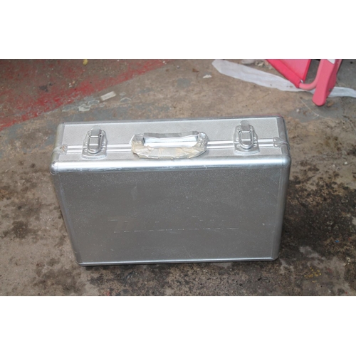 31 - ALUMINIUM MAKITA TOOL CASE
(NO CONTENTS)