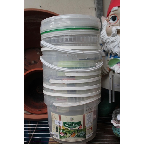 44 - 10 X LIDDED PLASTIC POTS