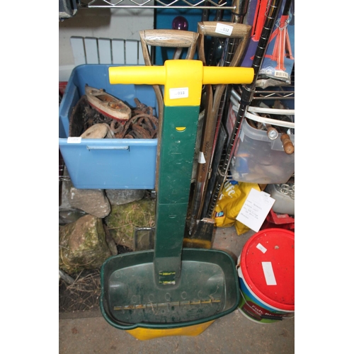 33 - PLASTIC LAWN/SEED SPREADER