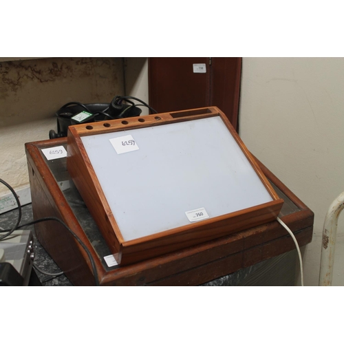 760 - LIGHT BOX