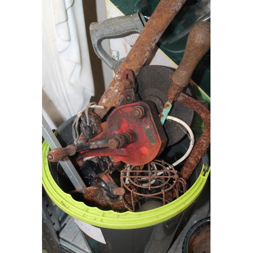 113 - BUCKET OF MISCELLANEOUS TOOLS INCLUDING TABLE MOUNTED CLAMP, GRINDER AND LARGE TWIN HANDLED DRAWING ... 