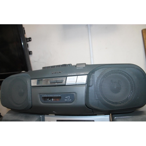 415 - SONY CD TAPE AND RADIO PLAYER