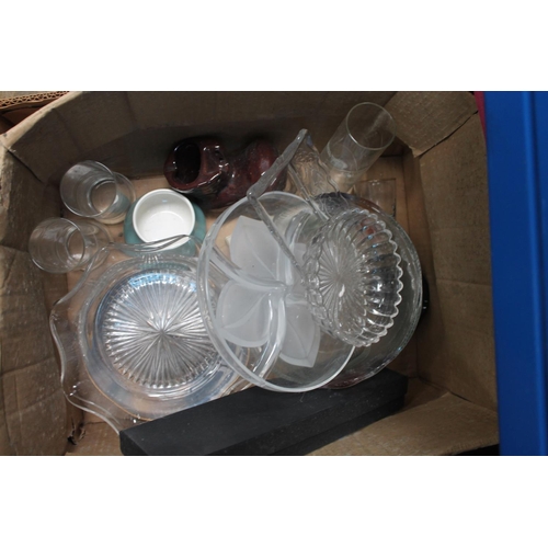 427 - BOX OF MIXED HEAVY GLASSWARE