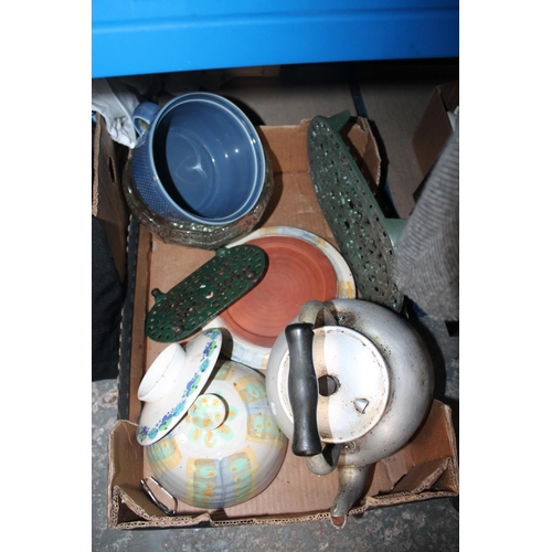 453 - BOX INCLUDING CAST TRIVETS, LARGE HEAVY GLASS FRUIT BOWL AND A GALVANISED KETTLE