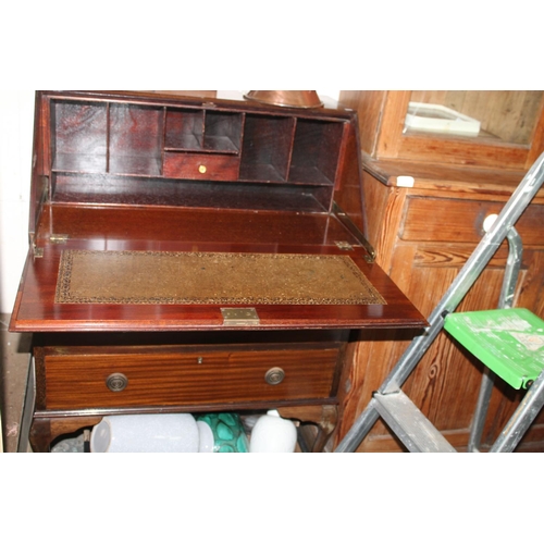 482 - 3 DRAWER BUREAU