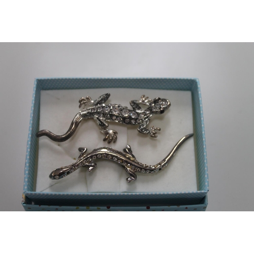 516 - 2 X VINTAGE CRYSTAL LIZARD BROOCHES