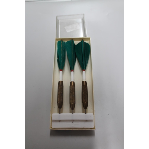 539 - SET OF BOXED VINTAGE FEATHERED DARTS