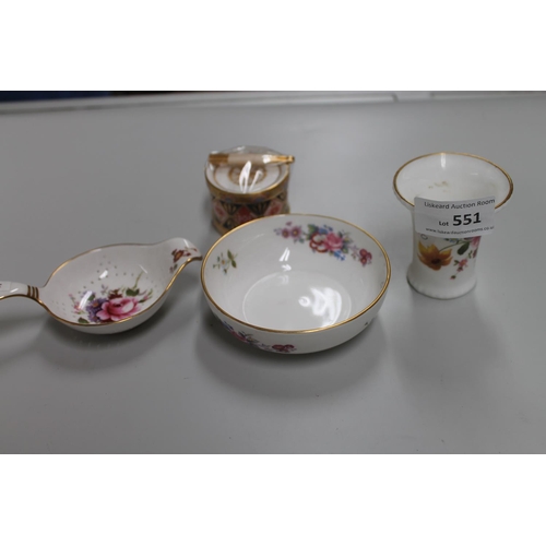 551 - ROYAL CROWN DERBY X 4 (INCLUDING 3 X DERBY POSIES)