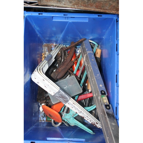 65 - STORAGE BOX OF MIXED TOOLS INCLUDING A SPIRIT LEVEL