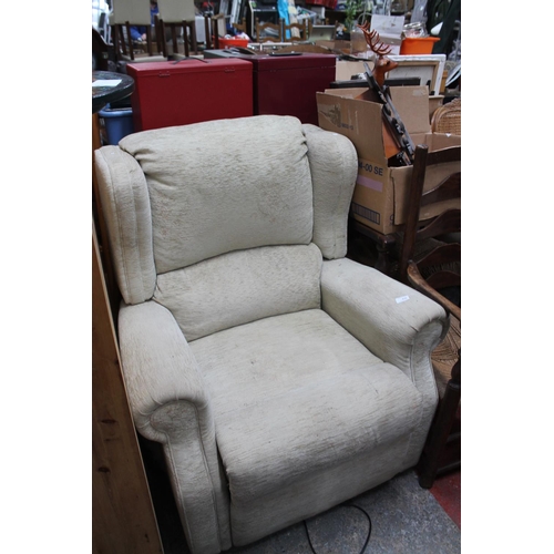 836 - ELECTRIC CREAM RISE AND RECLINE CHAIR