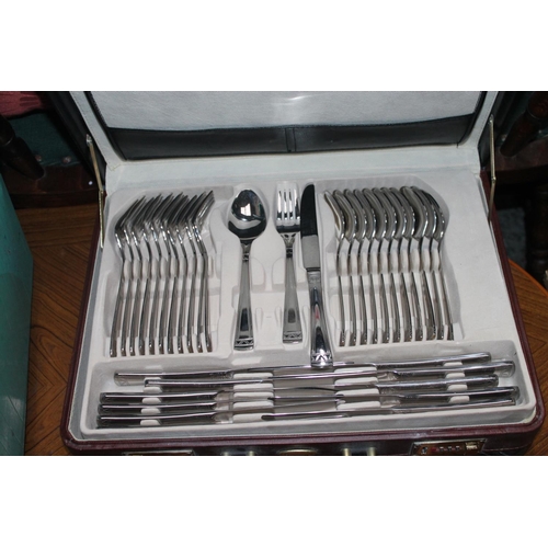 847 - PRIMER CASED CUTLERY SET