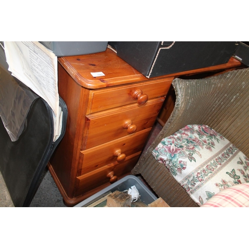 1047 - PINE DRESSING TABLE WITH TRIPLE MIRROR
VERY GOOD COND