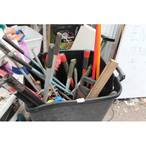 1064 - LARGE TUB OF GARDENING TOOLS