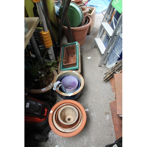 312 - QUANTITY OF GLAZED POTS AND TIN HANGING BASKETS