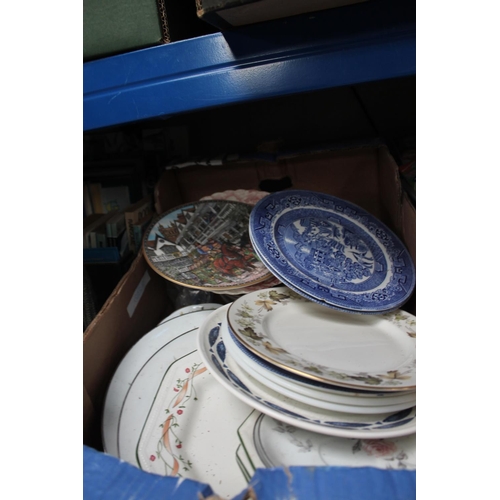 471 - BOX OF ASSORTED DINNER PLATES