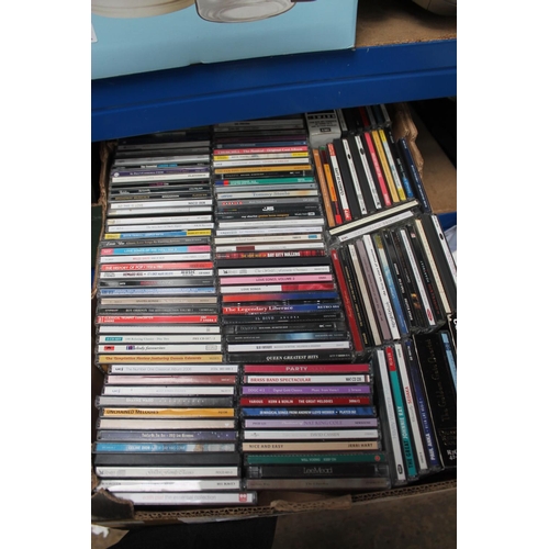 472 - LARGE BOX OF CDs