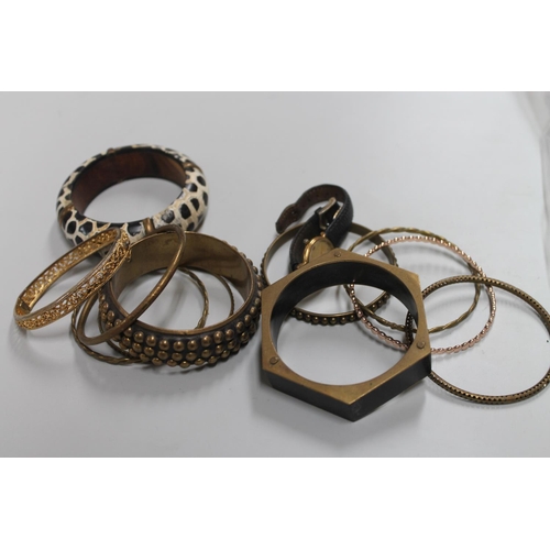 599 - BAG OF ASSORTED BANGLES