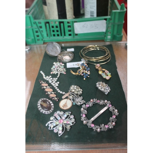 615 - TRAY OF 13 ITEMS OF COSTUME JEWELLERY