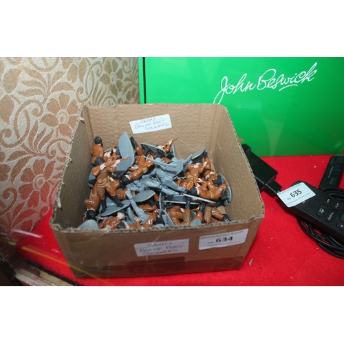 634 - BOX OF ASSORTED PLASTIC SOLDIERS