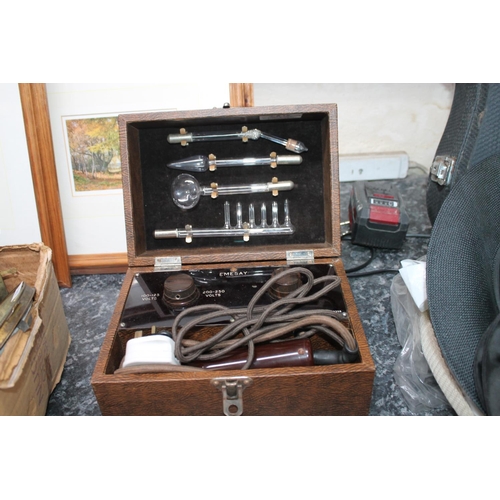 759 - VINTAGE MEDICAL VIOLET RAY MACHINE WITH 4 WANDS