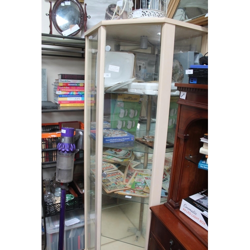 775 - CREAM GLAZED DISPLAY CORNER CABINET