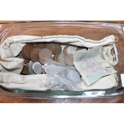 545 - GLASS DISH OF ASSORTED COINS