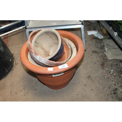 70 - MIXED JOBLOT OF TERRACOTTA AND GLAZED PLANT POTS