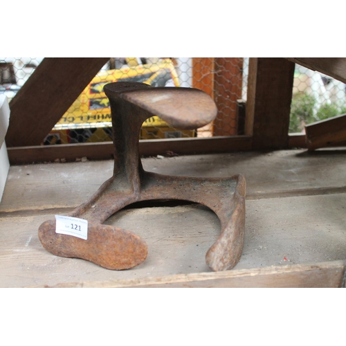 121 - CAST IRON TRIPLE SHOE LAST