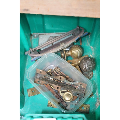 131 - BRASS VINTAGE DOOR FURNITURE INCLUDING 2 LOCKS WITH KEYS, HINGES, KNOCKER, LETTERBOX AND HANDLES