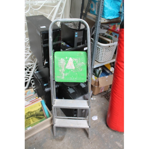 279 - 2 STEP ALUMINIUM FOLDING LADDER