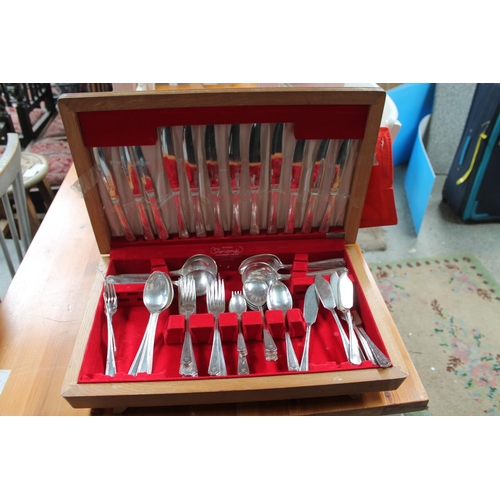 325 - CUTLERY SET