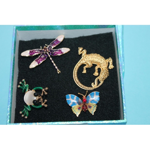 403 - 4 X ASSORTED ANIMAL BROOCHES, DRAGONFLY, LIZARD, FROG AND BUTTERFLY