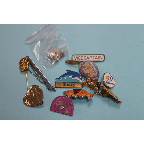 409 - QUANTITY OF BADGES AND PINS