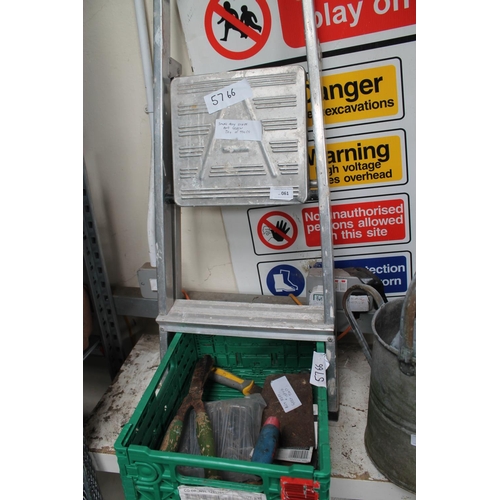 61 - SMALL ALUMINIUM STEPS AND GREEN TRAY OF TOOLS