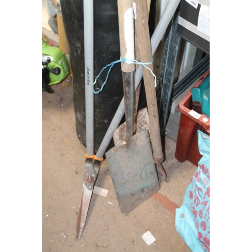 85 - LARGE QUANTITY OF GARDEN TOOLS