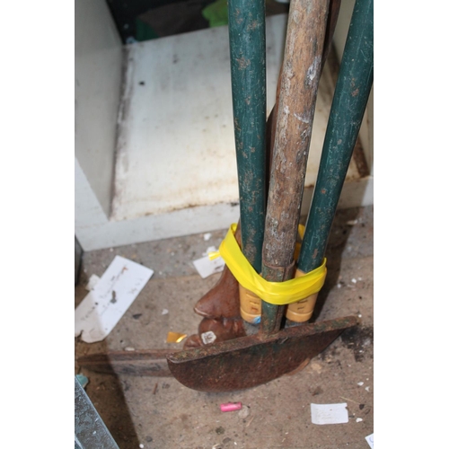 57 - QUANTITY OF GARDEN TOOLS