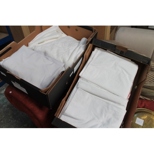 362 - 3 X DOUBLE FITTED SHEETS AND A DOUBLE MATTRESS PROTECTOR AND APPROX 7 DOUBLE FLAT SHEETS