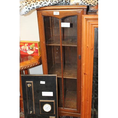 684 - OAK 2 DOOR GLASS DISPLAY UNIT