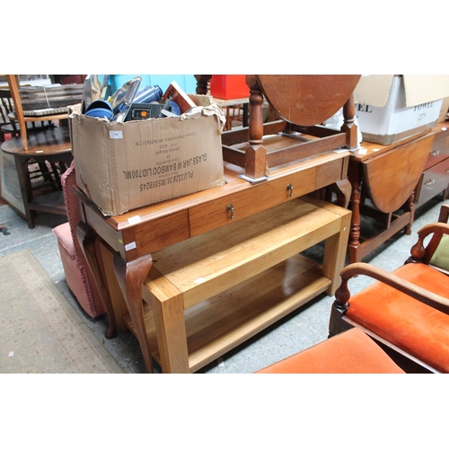 751 - MAHOGANY HALL TABLE WITH CABRIOLE LEGS AND SINGLE DRAWER