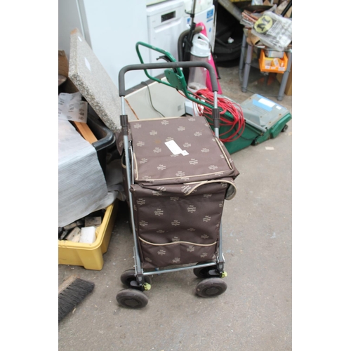 844 - SHOPPING TROLLEY ON WHEELS