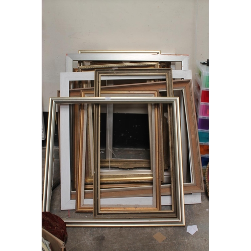 254 - LARGE QUANTITY OF VINTAGE PICTURE FRAMES