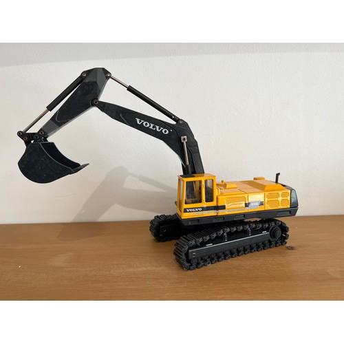 16 - JOAL VOLVO EC 850 EXCAVATOR, REF:172,
DIE CAST, 1:50,BOXED, GREAT CONDITION