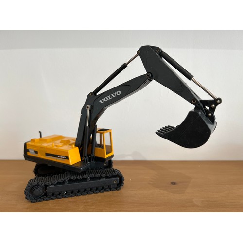 16 - JOAL VOLVO EC 850 EXCAVATOR, REF:172,
DIE CAST, 1:50,BOXED, GREAT CONDITION