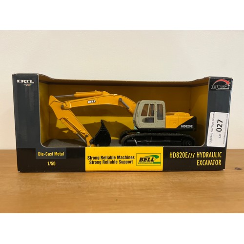 27 - ERTL HD820E III EXCAVATOR, REF:15852-1HD,
DIE CAST, 1:50,
BOXED, GREAT CONDITON