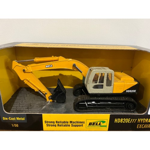 27 - ERTL HD820E III EXCAVATOR, REF:15852-1HD,
DIE CAST, 1:50,
BOXED, GREAT CONDITON