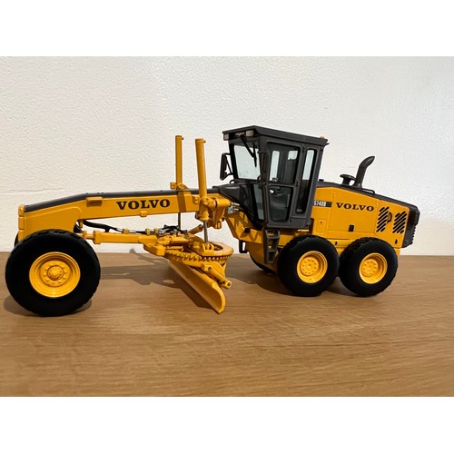 24 - MOTORART VOLVO G740B ROAD GRADER, REF:13152,
DIE CAST, 1:50,
BOXED, GREAT CONDITION