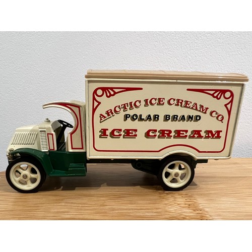 26 - 4 X MATCHBOX MODELS OF YESTERYEAR,
2 X Y30 1920 MODEL AC MAC (1:60)
ADVERTISING ARCTIC ICE CREAM CO ... 