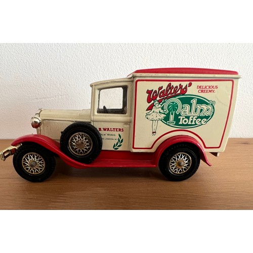 22 - 4 X MATCHBOX MODELS OF YESTERYEAR,
2 X 1918 CROSSLEY (1:47),
ADVERTISING CARLSBERG / KOHLE & KOKS.
2... 