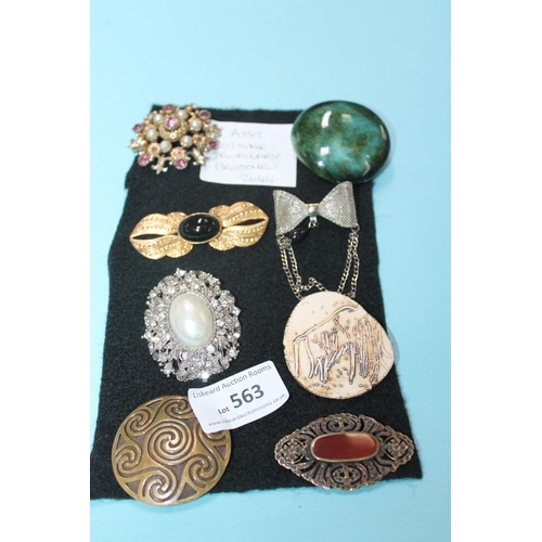 8 X COSTUME JEWELLERY BROOCHES