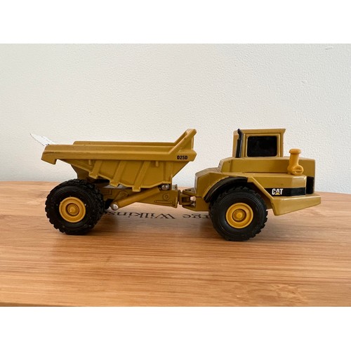 115 - ERTL, CATERPILLAR D25D ARTICULATED REAR DUMP TRUCK, 1:64, DIE CAST, GOOD CONDITION, NO BOX